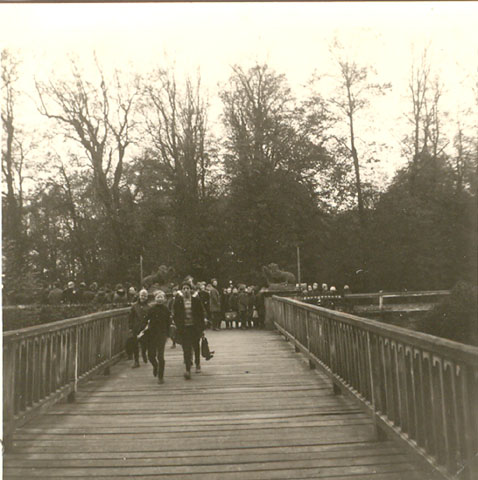 Schueler_auf_der_Bruecke_1967